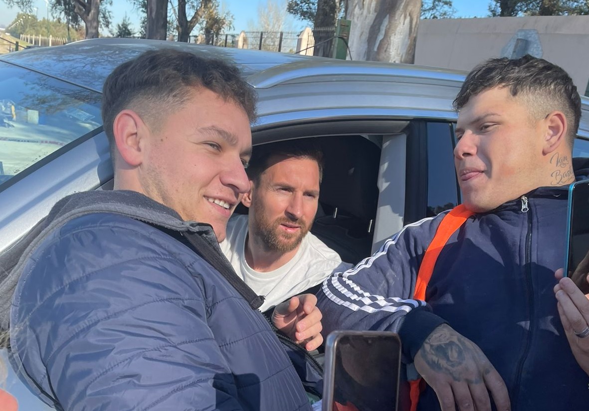 Locura por Messi en Funes: salió, saludó y cumplió el sueño de decenas de personas que ansiaban conocerlo